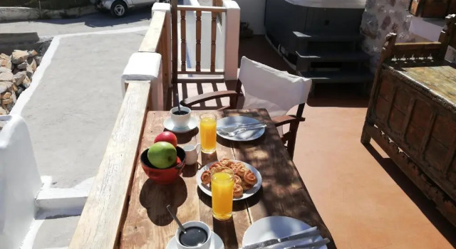 Коттедж с 2 комнатами Yalos House