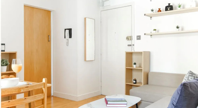 London Flat in the Heart of Fitzrovia, Забронировать Отель Отели Лондона 4 звезды, рядом с Tryon &amp; Swan Gallery, 4*