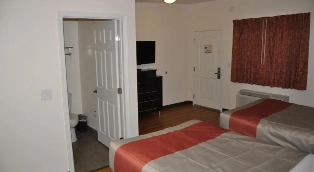 Люкс Deluxe Motel 6 Maple/Main