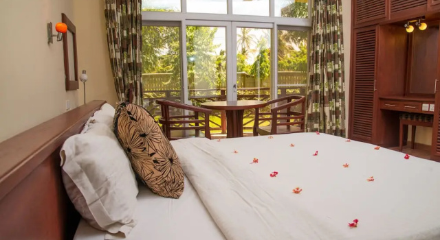 Люкс Luxury с балконом и с видом на бассейн Sunrise Beach Resort
