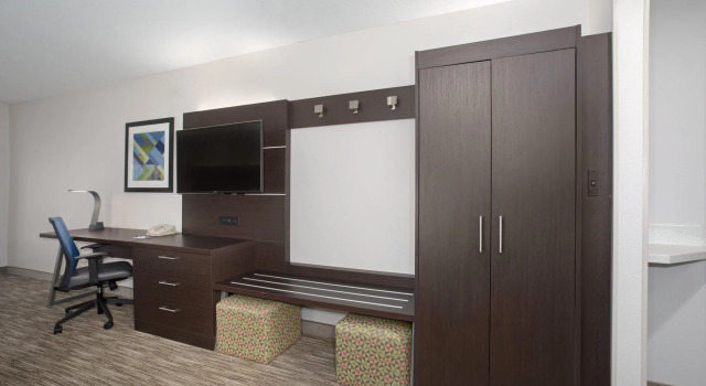 Четырёхместный номер Standard Holiday Inn Express Hotel & Suites Longmont by IHG