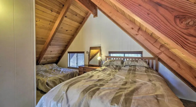 6 Mi to Yosemite National Park: Retreat w/ Deck!