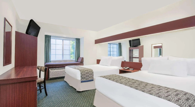 Четырёхместный номер Standard Microtel Inn & Suites by Wyndham Hamburg