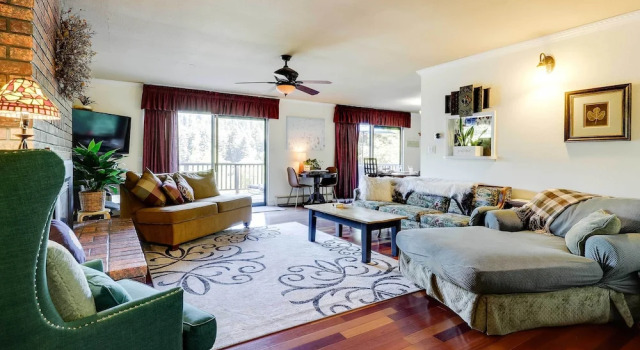 Коттедж Tasteful Home w/ Stunning River & Valley View