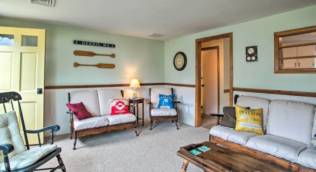 Traditional Cape Cod Cottage: Walk to Beach!, Забронировать Дом для отпуска Вест-Деннис Полуостров Кейп-Код
