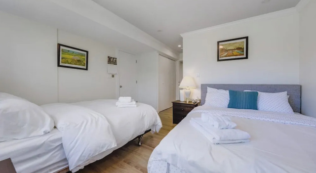 Четырёхместный номер Grand Quite House near the Vancouver Airport