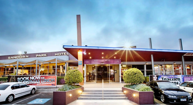 Студия Nightcap at Sandown Park Hotel
