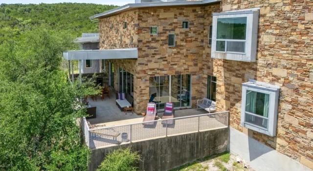 Коттедж Luxury 4BR Hilltop Retreat With Scenic Views