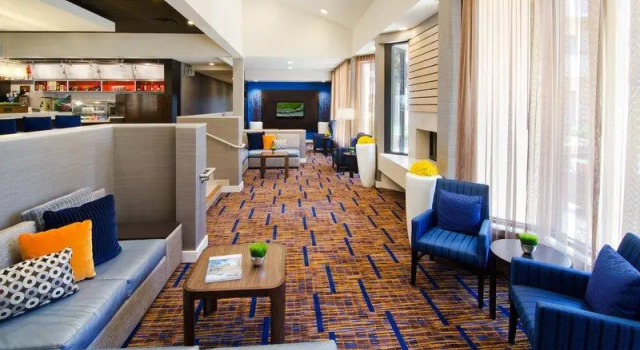 Люкс Courtyard St. Louis Westport Plaza