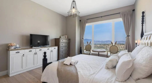 Newly Modern House w/ urban landscape of Kelowna!！, 预订 酒店 Kelowna 不列颠哥伦比亚省