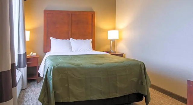 Шестиместный номер Standard Quality Inn & Suites Salem near I-57