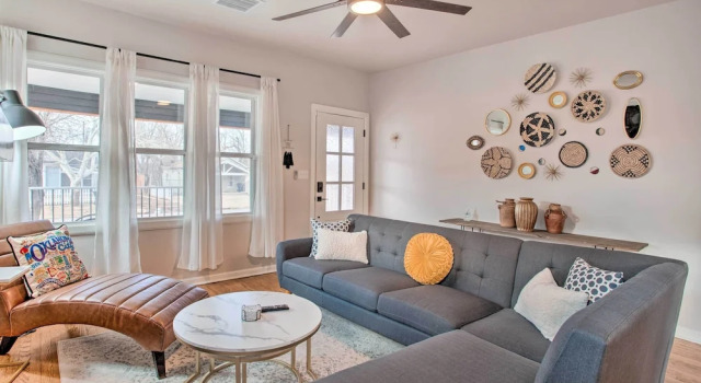 Коттедж Charming Downtown Home w/ Updated Interior!