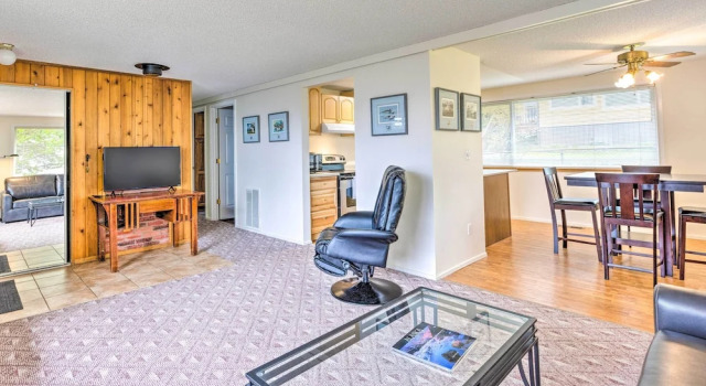 Коттедж Walkable Sitka Getaway w/ Community Perks!