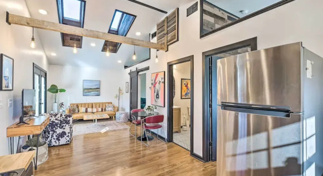 Modern Louisville Apartment w/ Furnished Deck, Забронировать Апартаменты/квартира Луисвилл Louisville Metropolitan Area, рядом с Парк Чероки
