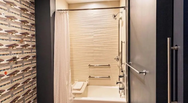 Четырёхместный номер Standard Aloft by Marriott Savannah Downtown Historic District