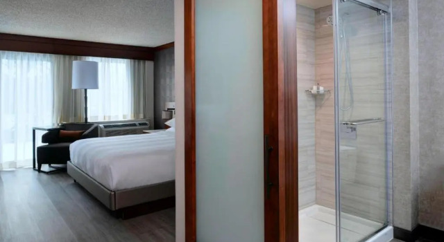 Четырёхместный клубный номер Standard Detroit Marriott Southfield