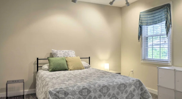 Tree-lined Durham Townhome: Close to Parks!, Забронировать Апартаменты/квартира Дарем Raleigh-Durham Metropolitan Area
