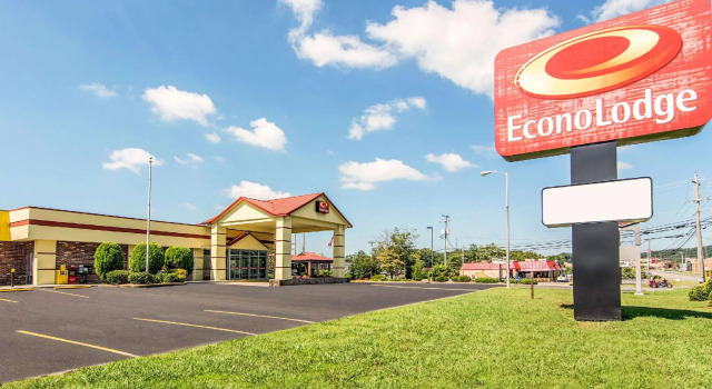 Кровать в общем номере Econo Lodge Fort Payne