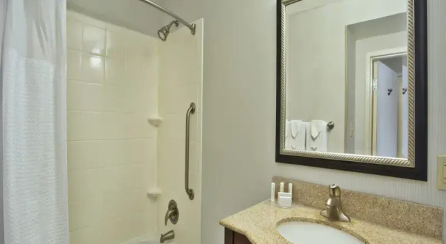 Люкс Classic Courtyard by Marriott Gulfport Beachfront