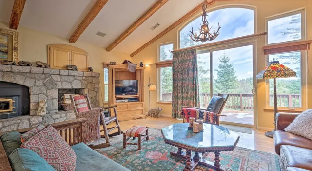 Коттедж с 3 комнатами с балконом Wraparound Deck: Woodland Cabin in Lake Arrowhead