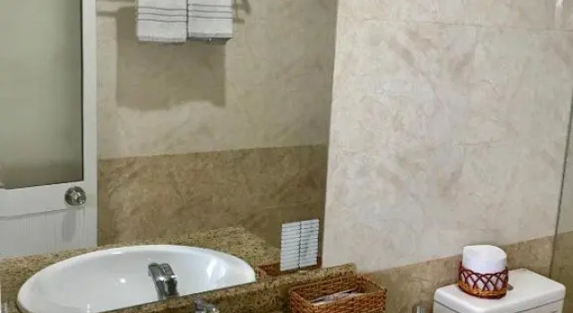 Четырёхместный номер Standard с балконом King Hotel