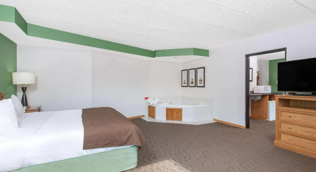 Двухместный люкс Superior c 1 комнатой AmericInn by Wyndham Eau Claire