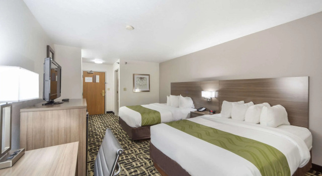 Четырёхместный номер Standard Quality Inn & Suites Omaha Chalco