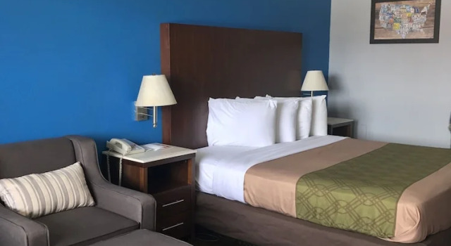 Двухместный номер Standard с балконом Econo Lodge Inn & Suites Virginia Beach - Norfolk