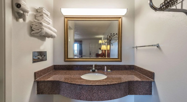 Четырёхместный номер Standard Super 8 by Wyndham Eastland