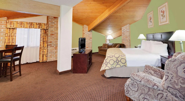 Двухместный люкс Baymont by Wyndham Battle Creek Downtown