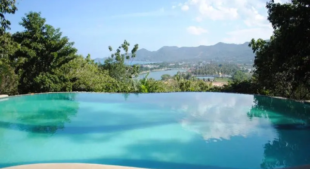 Кровать в общем номере Baan Suan Sook Resort