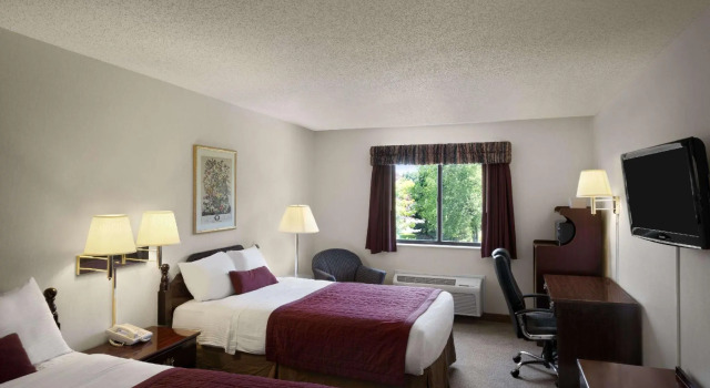 Четырёхместный номер Standard Baymont by Wyndham Whitewater