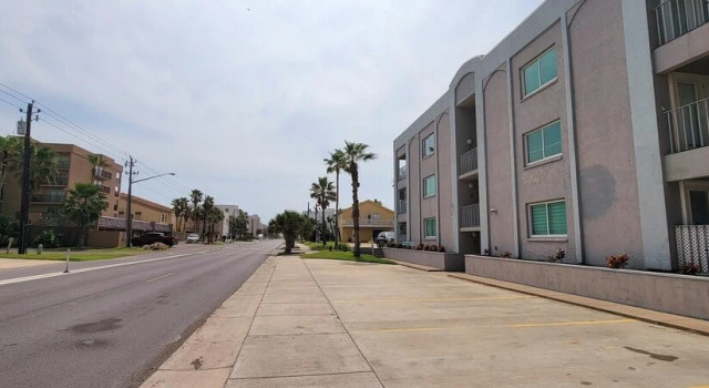 50 Yards to Beach Oversized W/pool Very Clean 2 Bedroom Home by Redawning