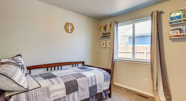 Family-friendly Home w/ Fire Pit in Bend!, Book Feriehus Bend Bachelor, nær St. Charles Bend