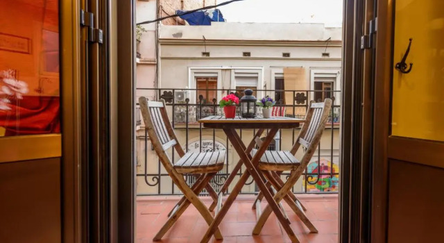 RamblasRentals Cozy Renovated 2BR with Balcony Lift 20M Rambla - Parking - Wifi, Забронировать Отель Сантс-Монжуик , рядом с Парк скульптур