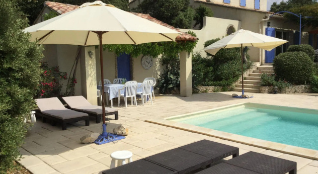 Charming Villa in Villes-sur-Auzon with Swimming Pool