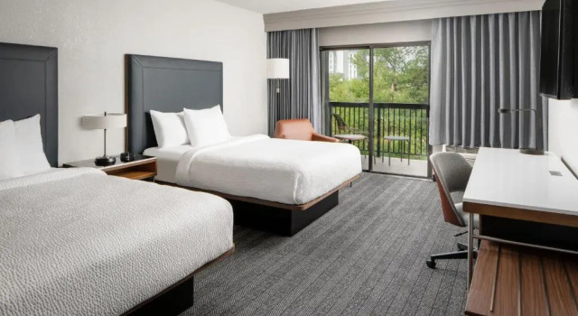 Четырёхместный номер Standard с балконом Courtyard by Marriott New Orleans Metairie
