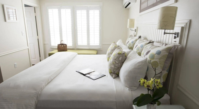 Vineyard Square Hotel & Suites, Забронировать Отель Бизнес-отели Эдгартаун, 4* 5*