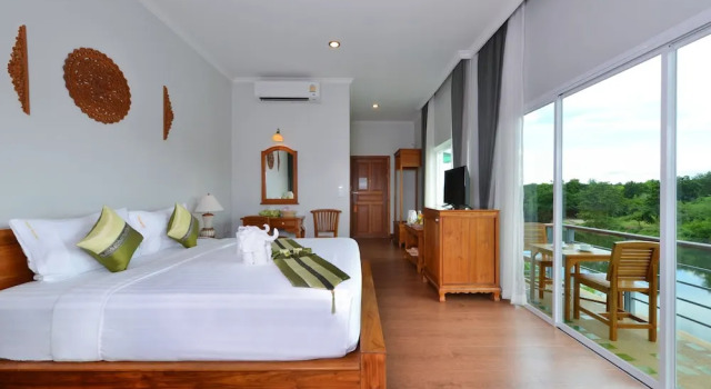 Двухместный номер Standard с балконом и с видом на реку Princess River Kwai Hotel