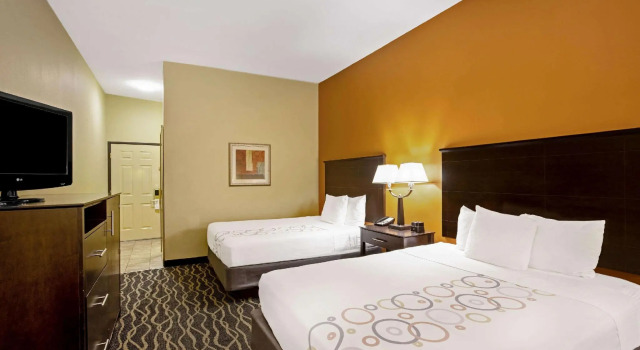 Четырёхместный номер Standard La Quinta by Wyndham Tulsa Airport / Expo Square