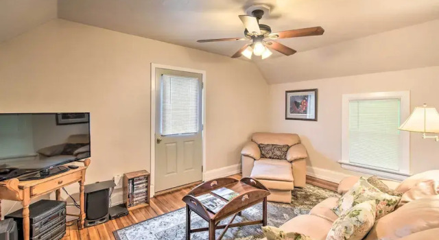 Cozy Unit w/ Patio: Walk to Dining, Lake Elkhart!, Buchen Sie Ferienwohnung Elkhart Lake Wisconsin