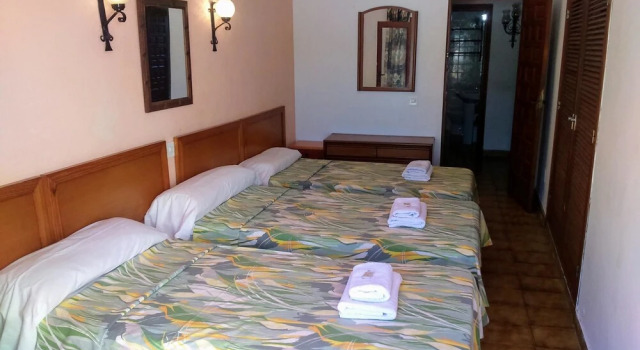 Villa With 7 Rooms in Sant Antoni de Portmany, With Private Pool, Enclosed Garden and Wifi - 1km From the Beach, Rezerwuj Willa Hotele w Majorka z parkingiem, Parking