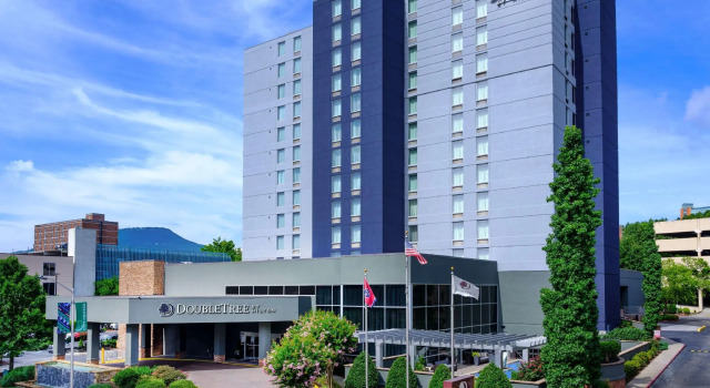 DoubleTree by Hilton Chattanooga, Book Hotel Hoteller i Chattanooga med pool, nær Walnut Street Bridge, Swimmingpool