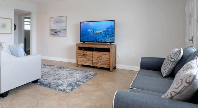 NEW Beach Condo 5 min walk to the Beach Sleeps 9
