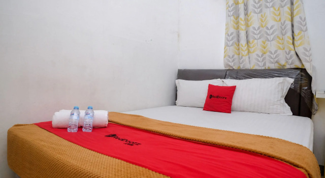 RedDoorz near Politeknik Manado, Book Hotel Hotels in Sulawesi with Parking, Parking
