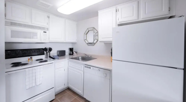 Scottsdale's premium short term getaway, Fully furnished 1 bedroom homes, FREE Golf, cable, utilities, Wi-Fi, parking, pool, and bike trails- Unit 241 by RedAwning, Забронировать Апартаменты/квартира Апартаменты Пруда в Темпе, рядом с Vista Del Camino Park, Апартаменты/квартира