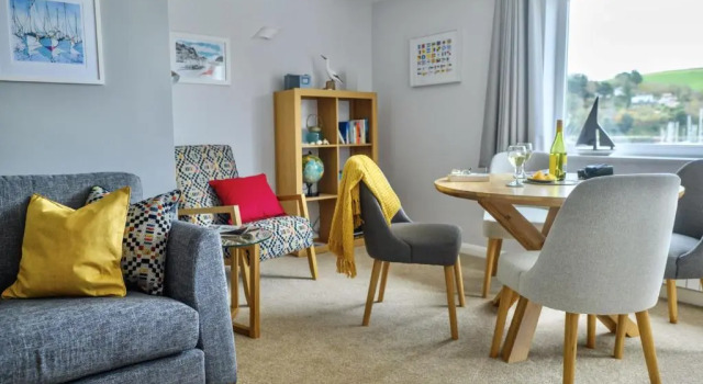 8 Mayflower Court - Apartment with river views, parking and on the level