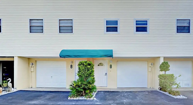 19807 Gulf Blvd Townhouse Unit 120, Забронировать Дом для отпуска Коттеджи Клируотер-Бич, Коттедж