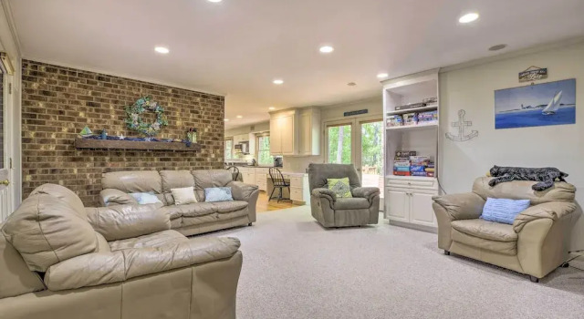 Peaceful Durham Retreat on Pond With Huge Deck!, Rezervasyon Otel Durham Raleigh-Durham Metropolitan Area
