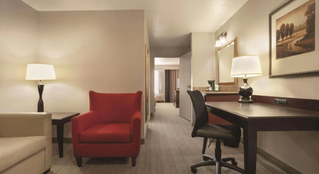 Люкс c 1 комнатой Country Inn & Suites by Radisson, Moline Airport